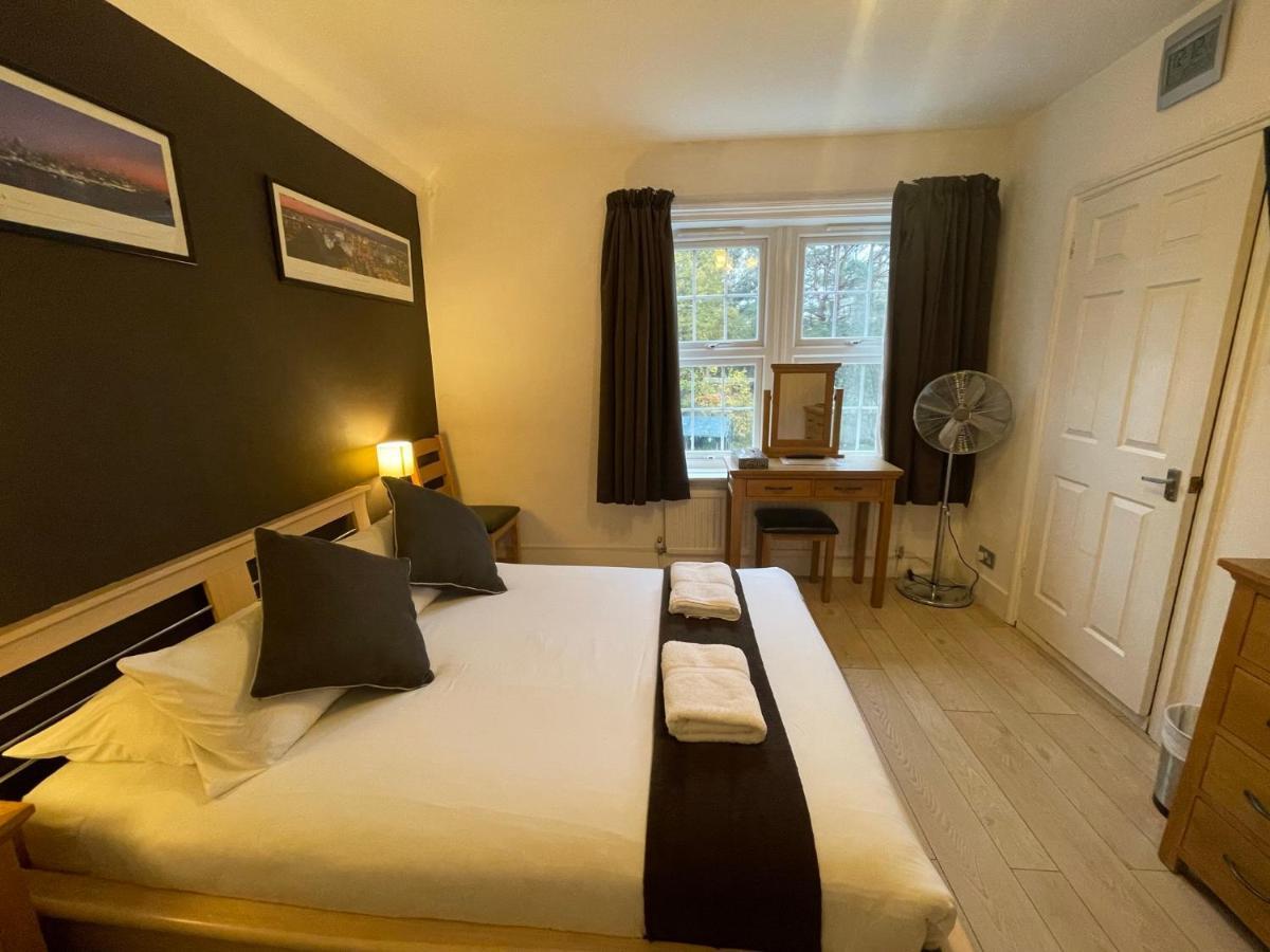 Oakhurst Gatwick B&B 크롤리 외부 사진