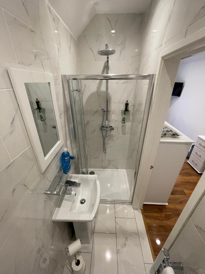 Oakhurst Gatwick B&B 크롤리 외부 사진