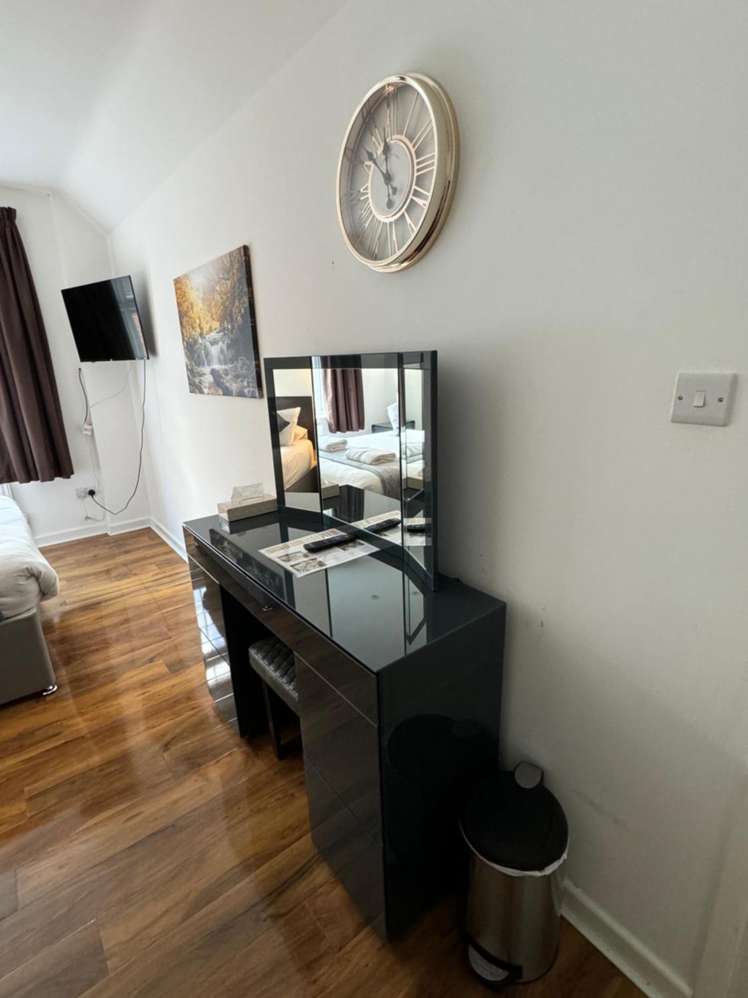Oakhurst Gatwick B&B 크롤리 외부 사진